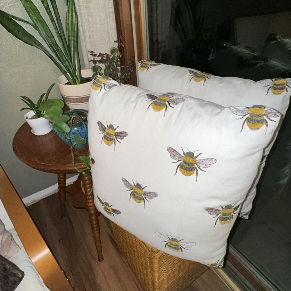 Bee Print Throw Pillow Set